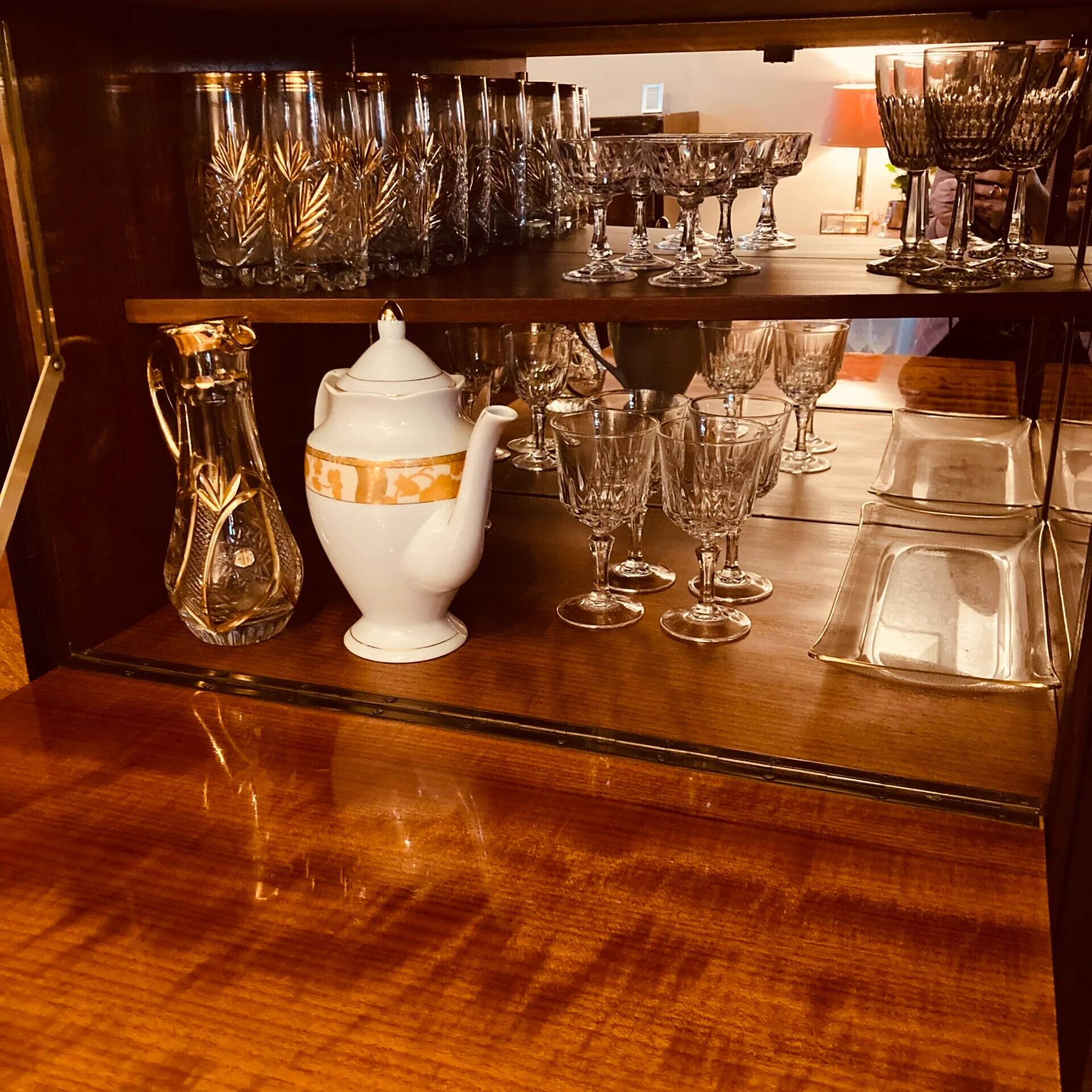 Buffet style années 50, placage teck, laque
