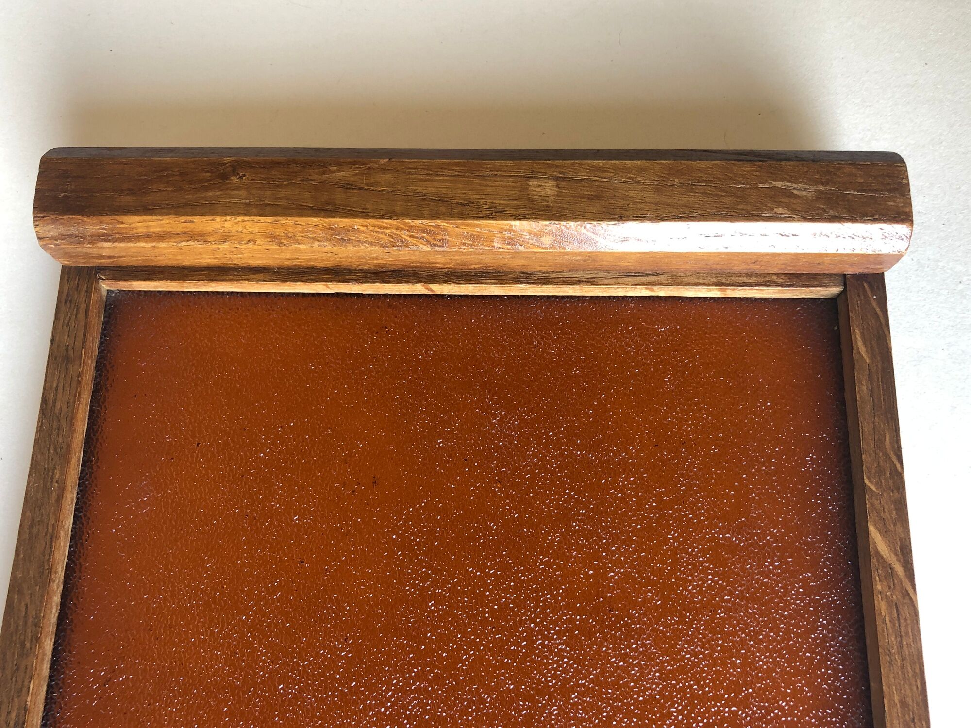Plateau bois et verre granité couleur ambre