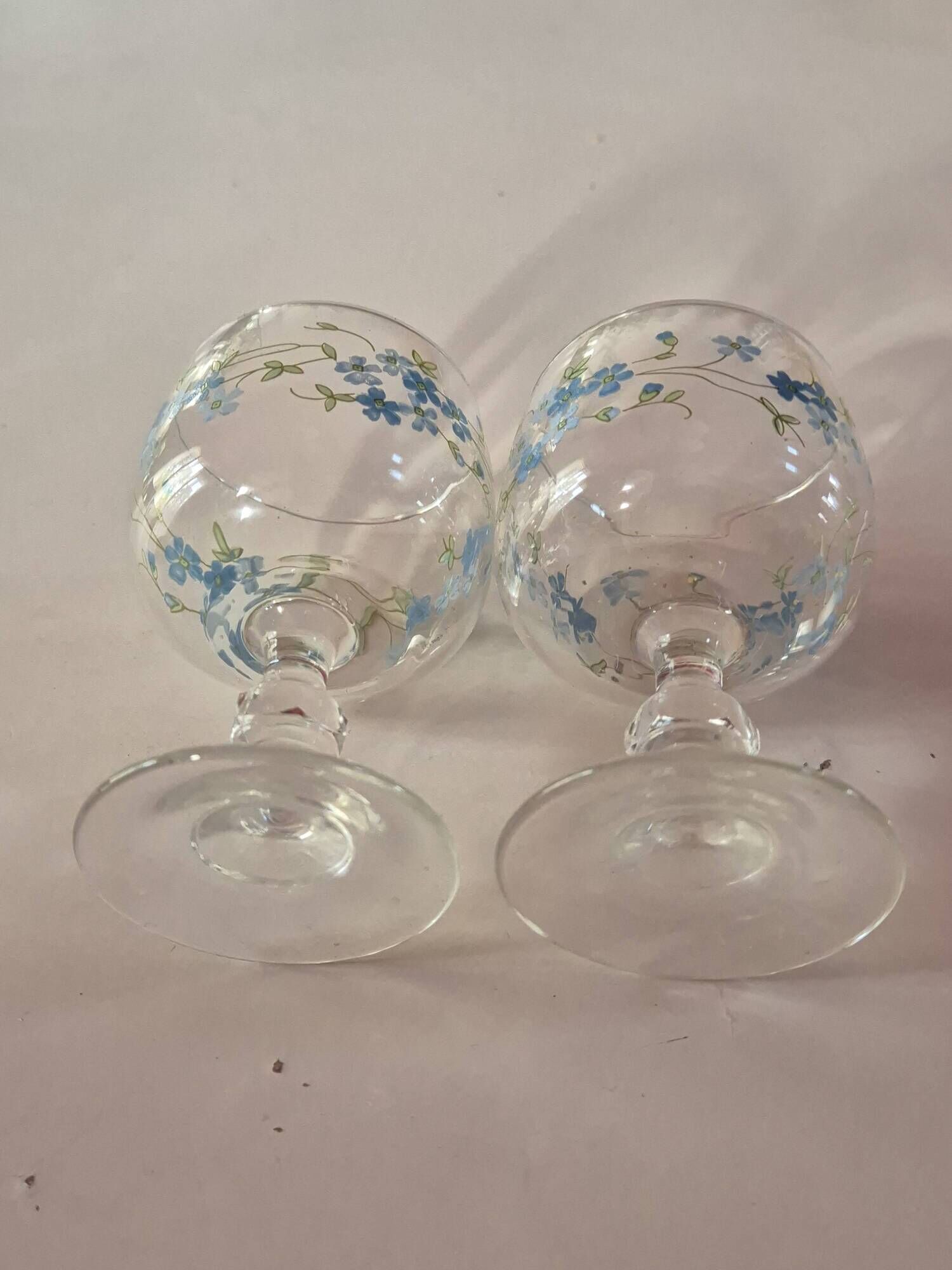 lot de 2 petits verres a pied vintage a petites fleurs bleues arcopal model