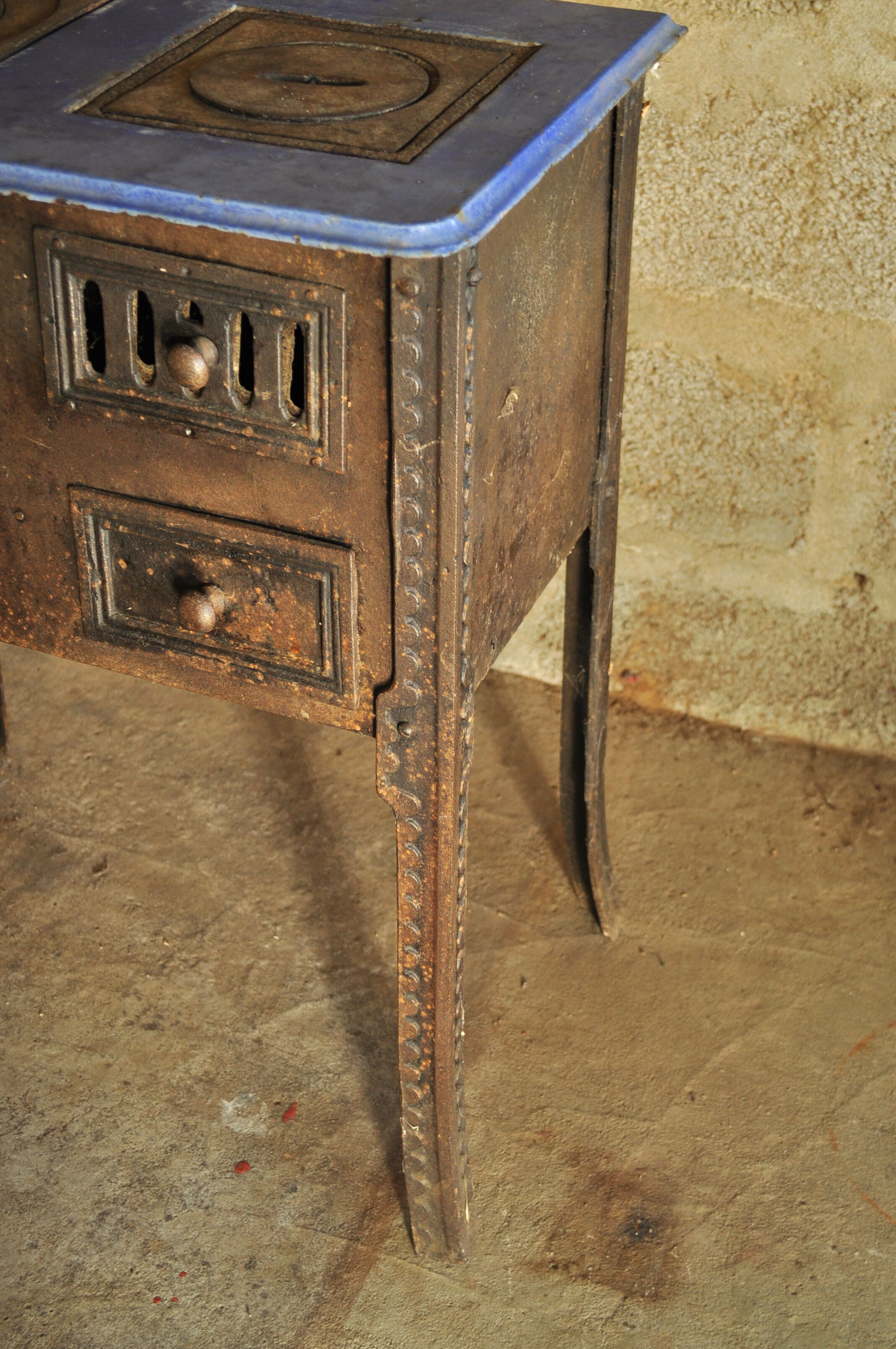 Poêle à bois et charbon ancien