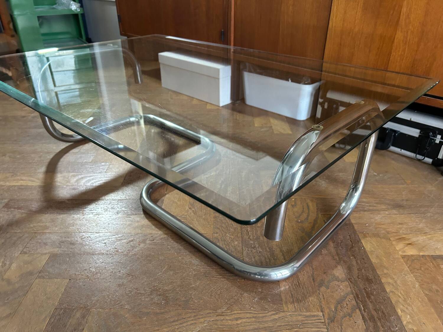1970s design coffee table in rectangular glass with chrome legs