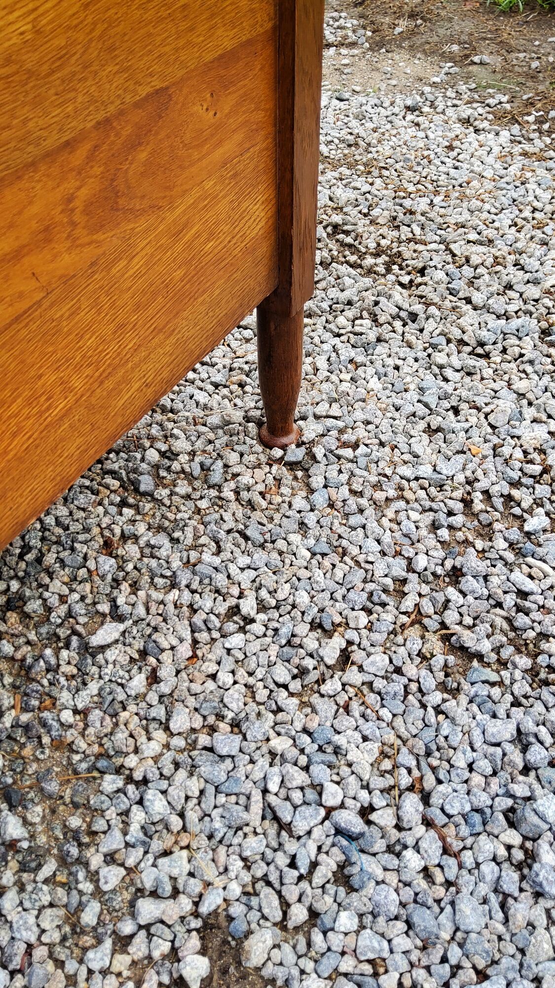 Commode des années 50 en chêne massif 3 tiroirs  pieds coniques