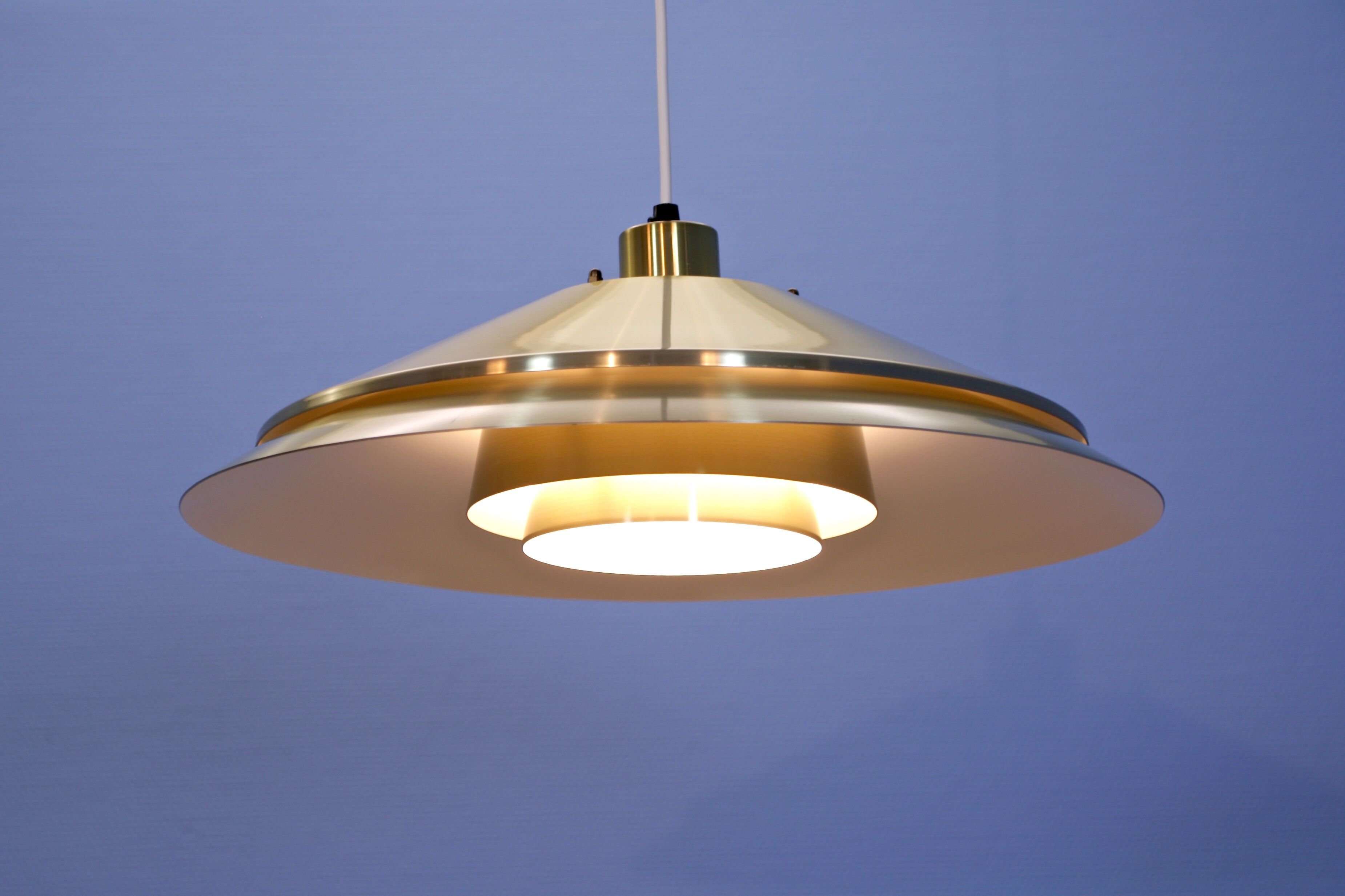 Susepnsion danoise en laiton, années 1970