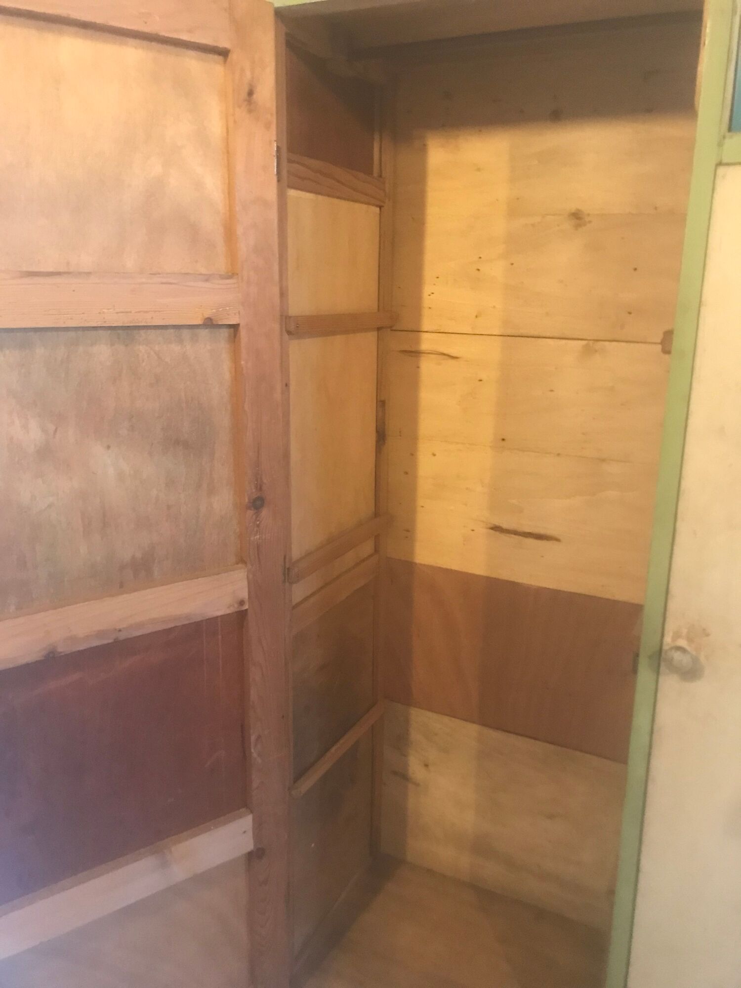 Armoire asymétrique art deco