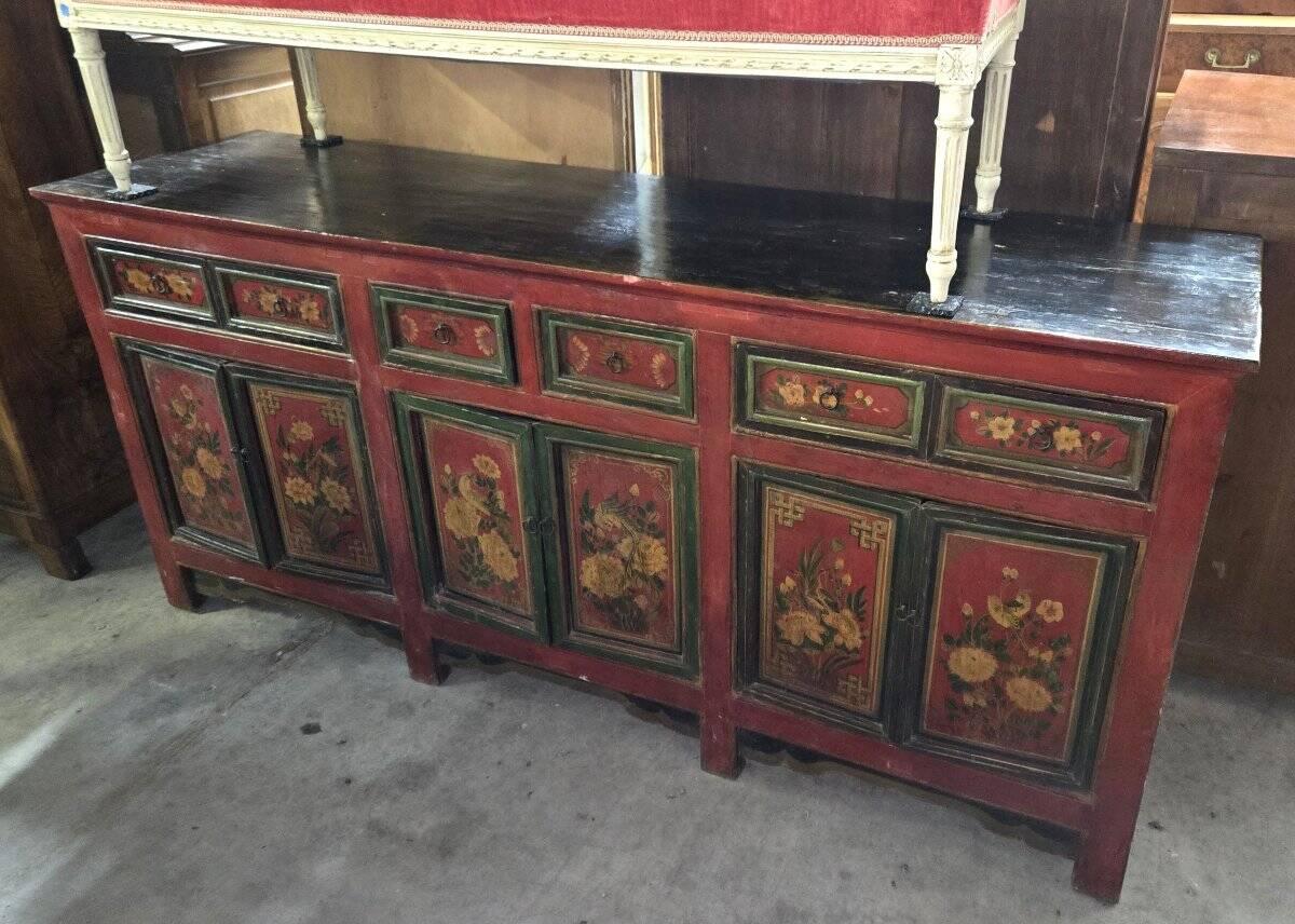 Asia 19th century: Very large lacquered wooden enfilade.