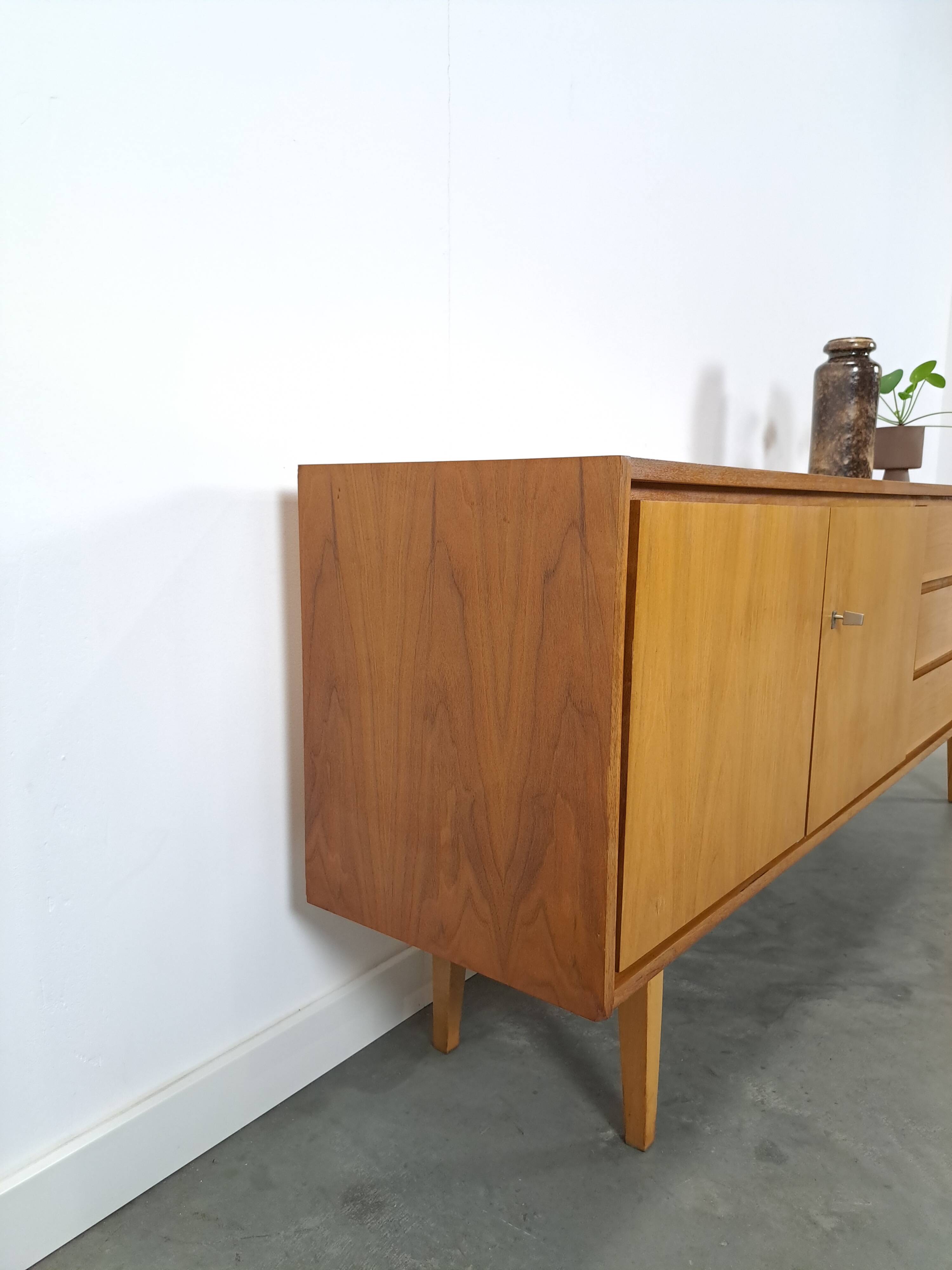 Mid-century notenhout fineer dressoir met 3 lades