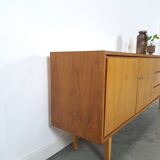 Mid-century notenhout fineer dressoir met 3 lades