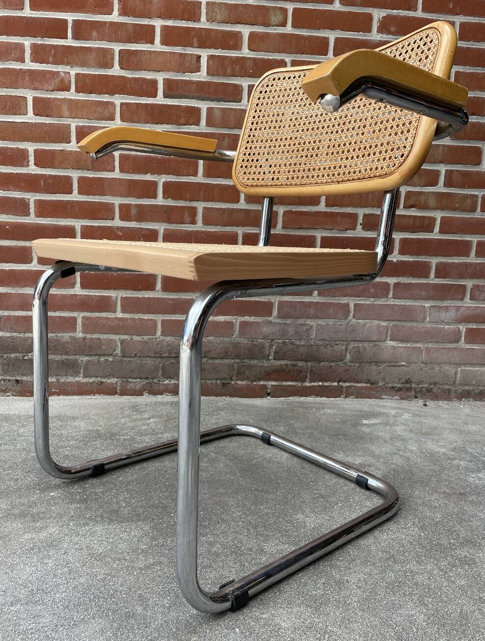 Cesca chair B64 with armrests by Marcel Breuer Design