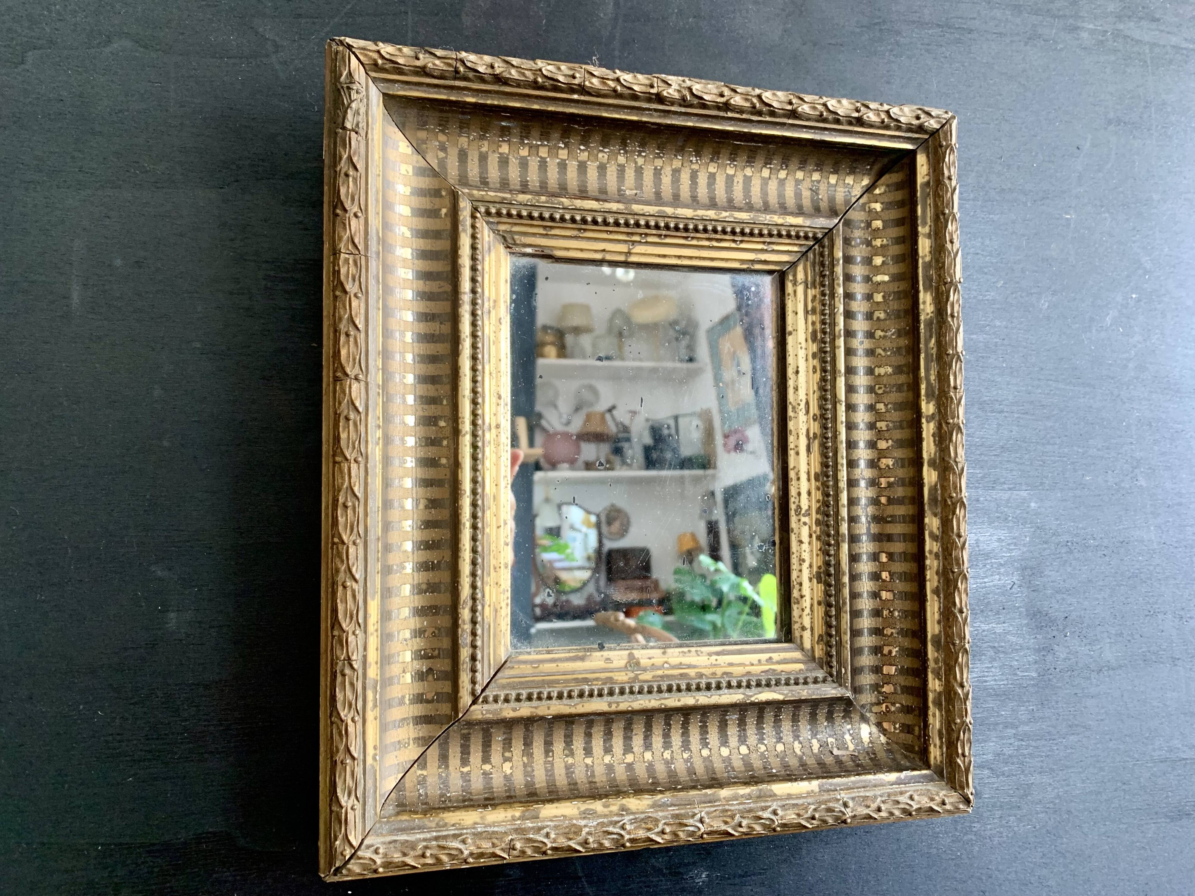 Petit miroir ancien doré à la feuille d’or, fin XIXe siècle