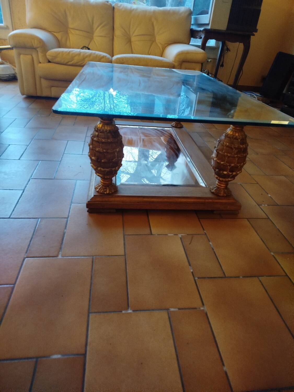 Table basse en verre biseauté , pieds ananas .
