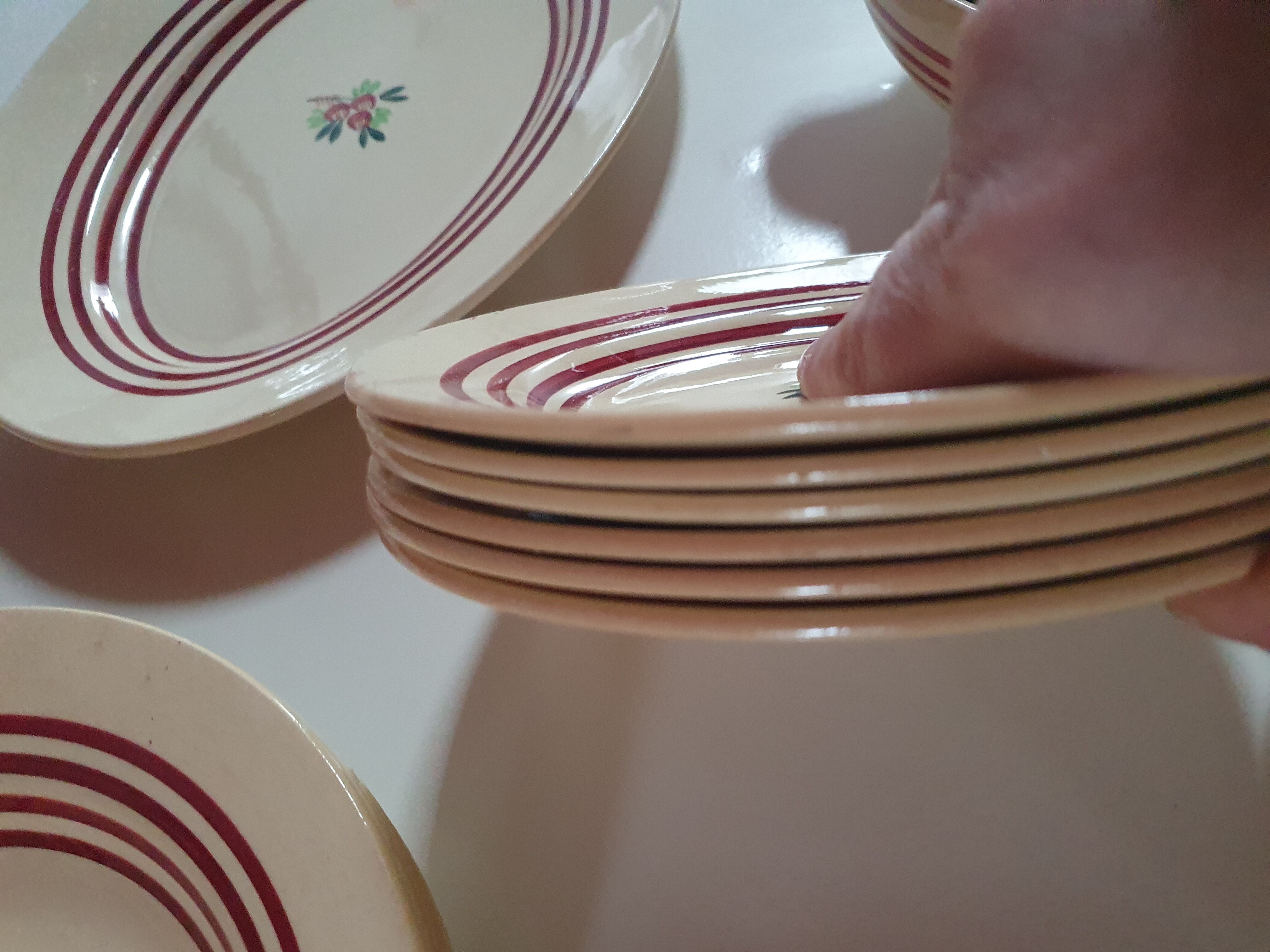 lot service vaisselles de gien beige avec rayures rouge bordeaux et dessin fleurs au centre, en faie