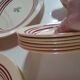 lot service vaisselles de gien beige avec rayures rouge bordeaux et dessin fleurs au centre, en faie