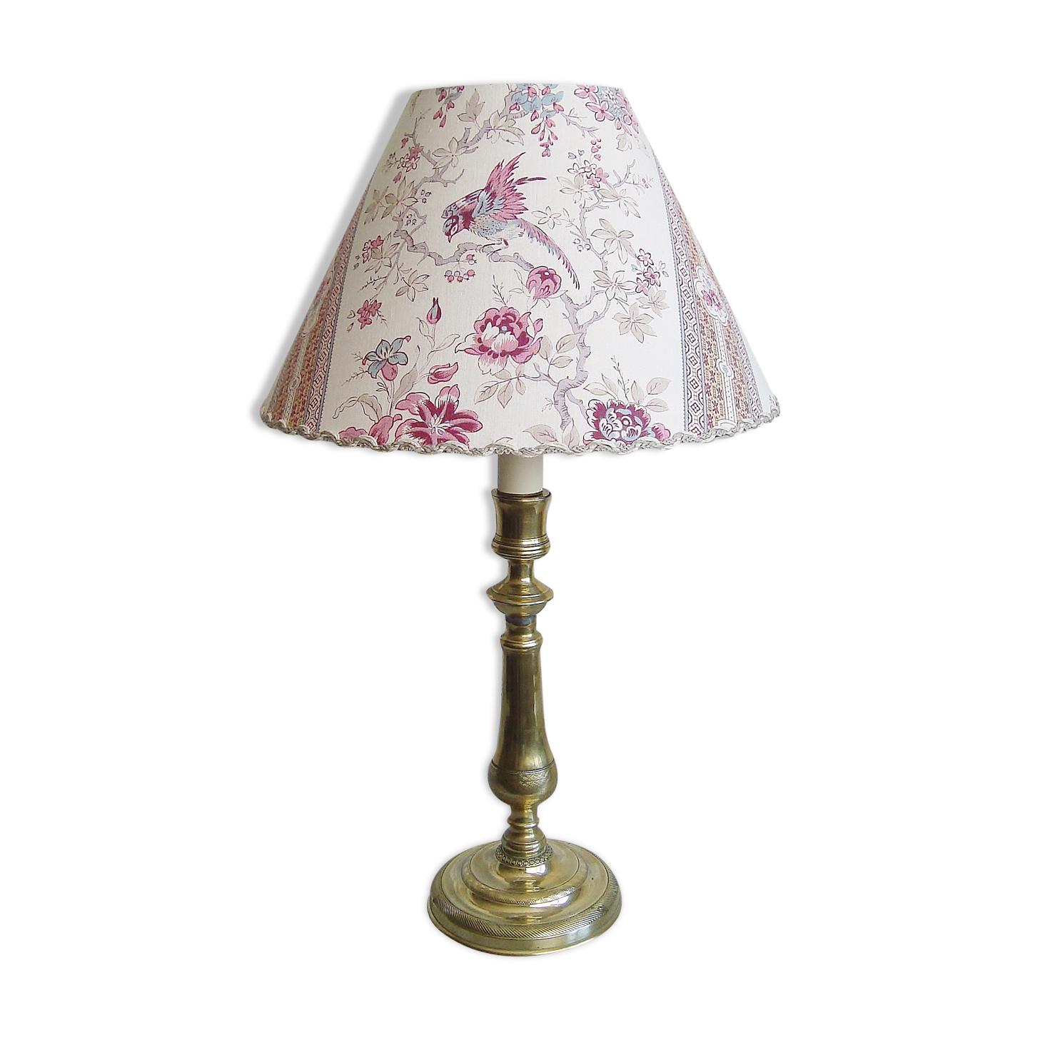 Lampe ancienne en laiton gravé avec son abat-jour en tissu oiseau des années 1900