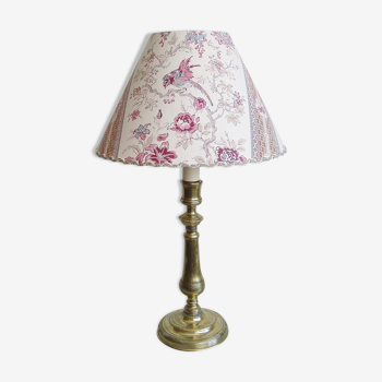 Antique brass lamp engraved with its bird cloth lampshade from the 1900s