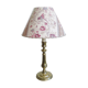 Lampe ancienne en laiton gravé avec son abat-jour en tissu oiseau des années 1900
