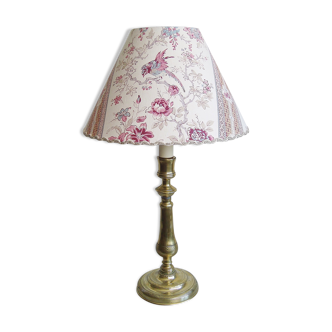 Lampe ancienne en laiton gravé avec son abat-jour en tissu oiseau des années 1900