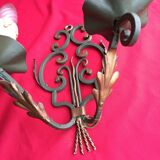 Paire d'appliques en fer forgé vert a feuilles d'acanthes doré