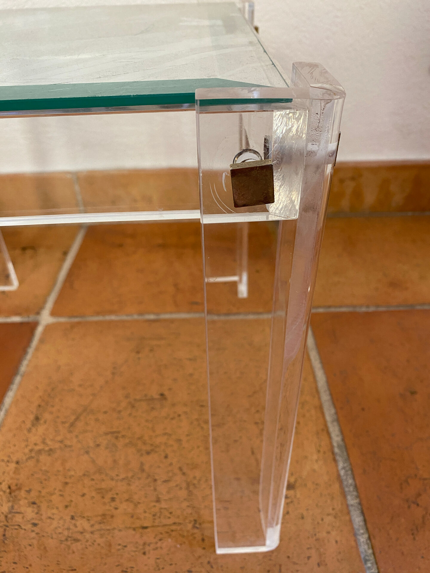 Coffee table, side table in plexiglass with a glass top.