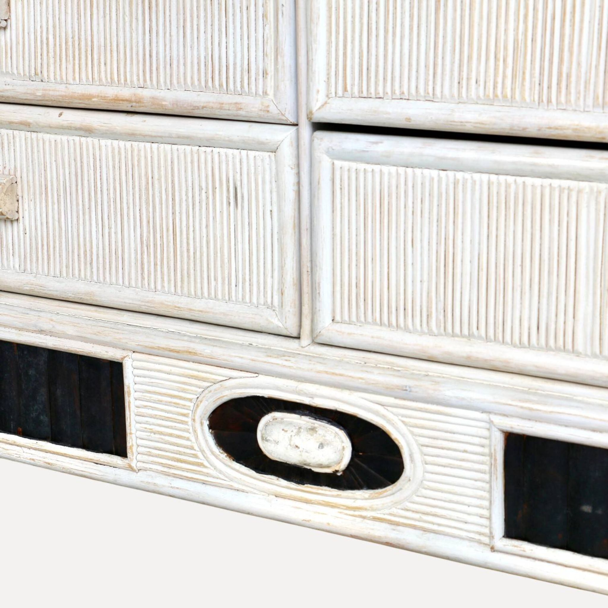 Une commode à 6 tiroirs, France, années 80.