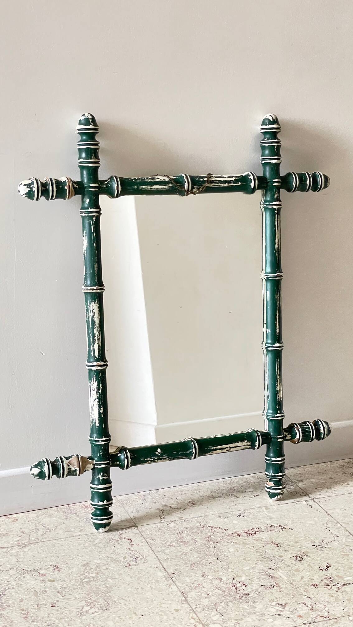 Miroir ancien en bois formant bambou