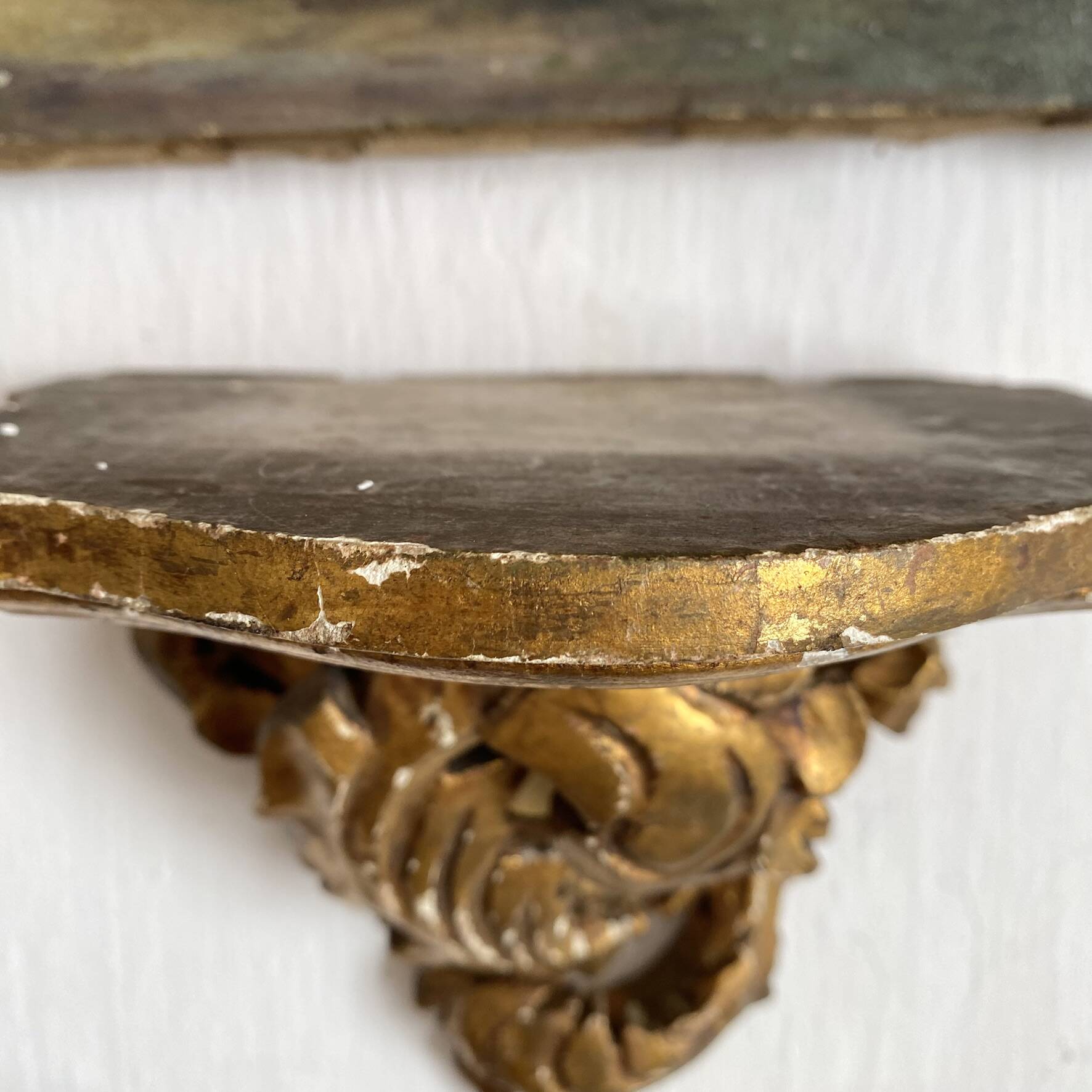 Antique wall console in wood and gilded stucco.