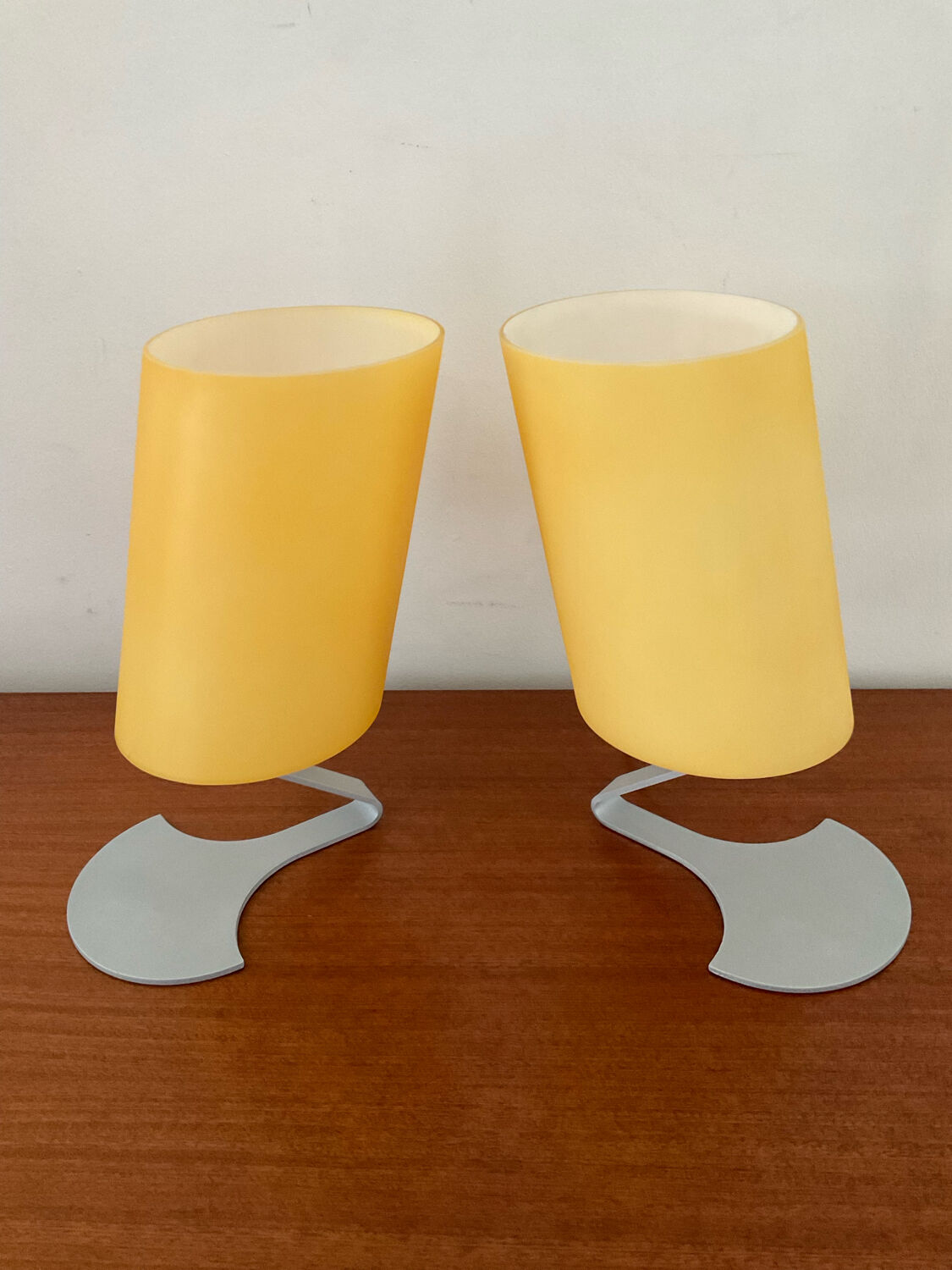 Paire de lampes design en opaline jaune et métal