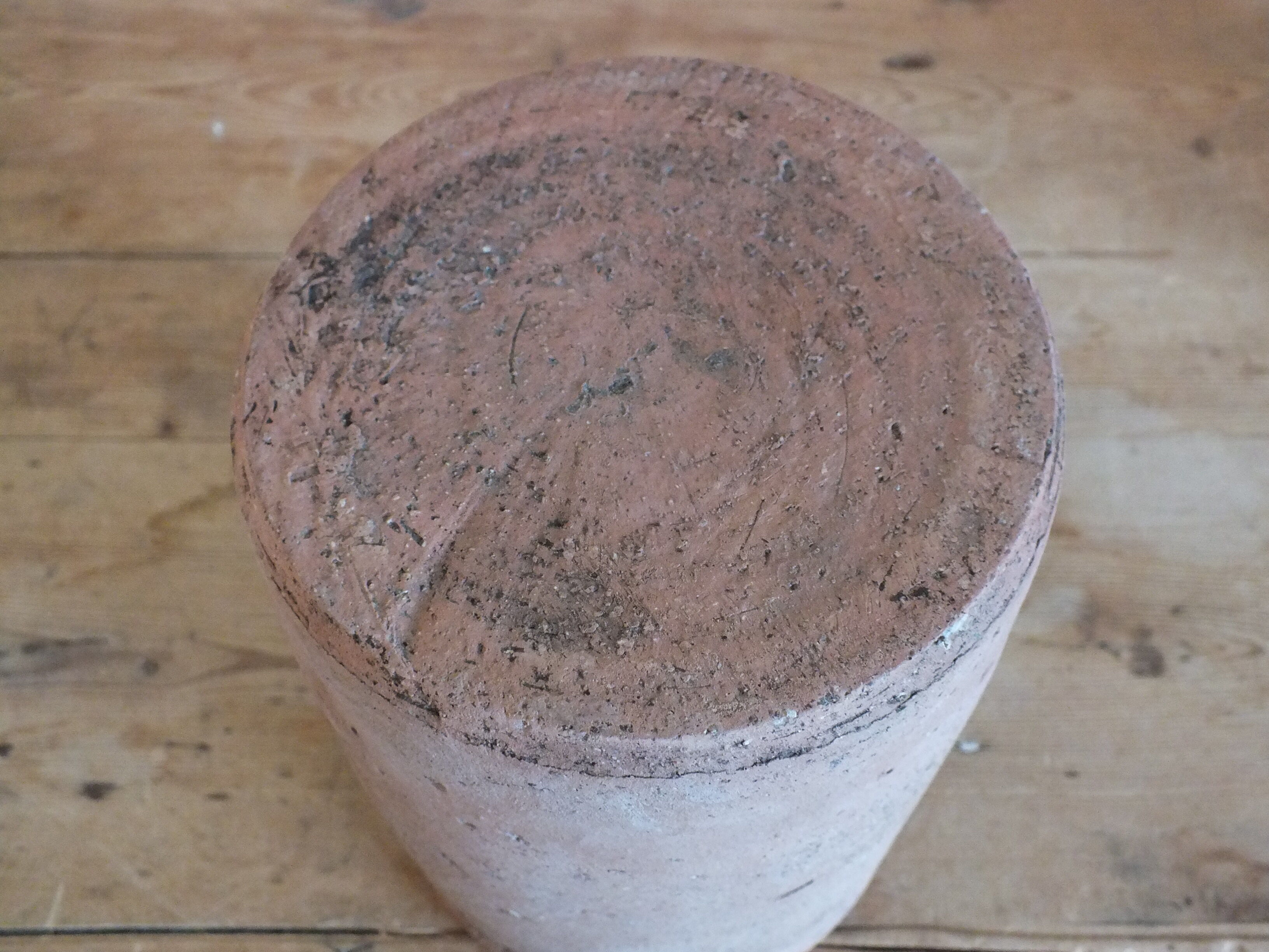 Ancien pot à graisse ou à miel en terre vernissée ocre