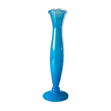 Vase ancien en opaline bleue