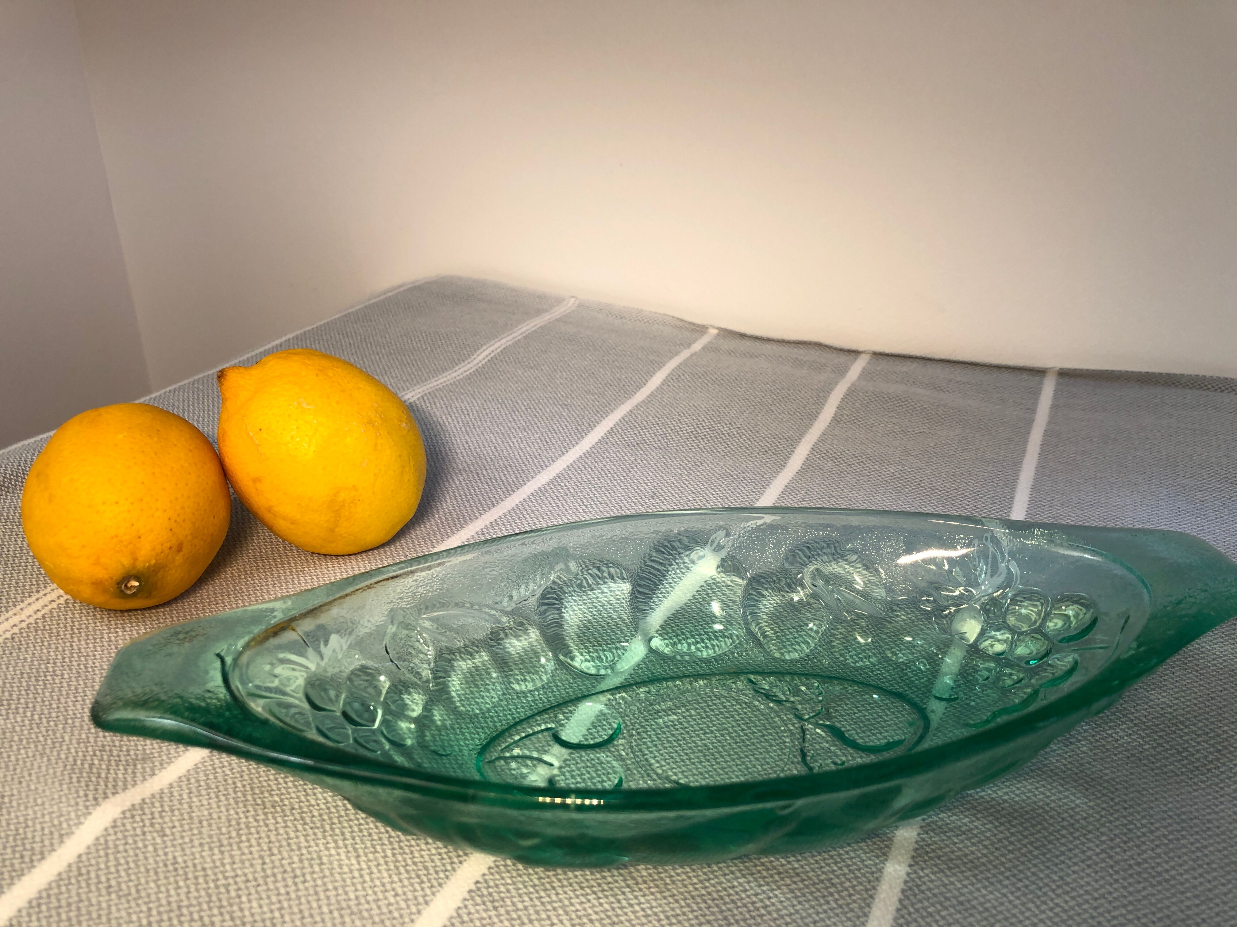 Ravier en verre vintage vert emeraude décor raisins