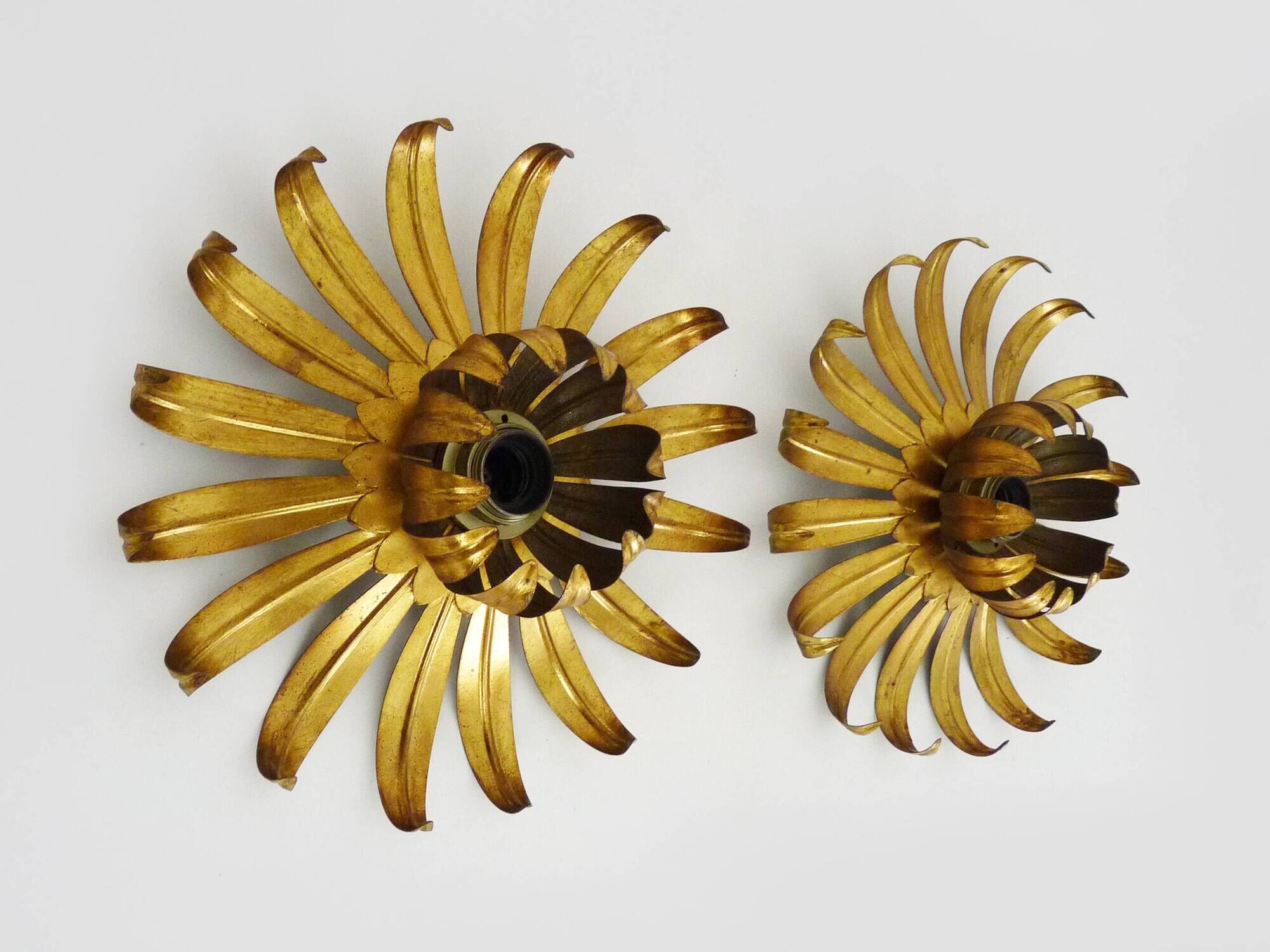 Pair of palm tree wall lights in gold metal. 70s