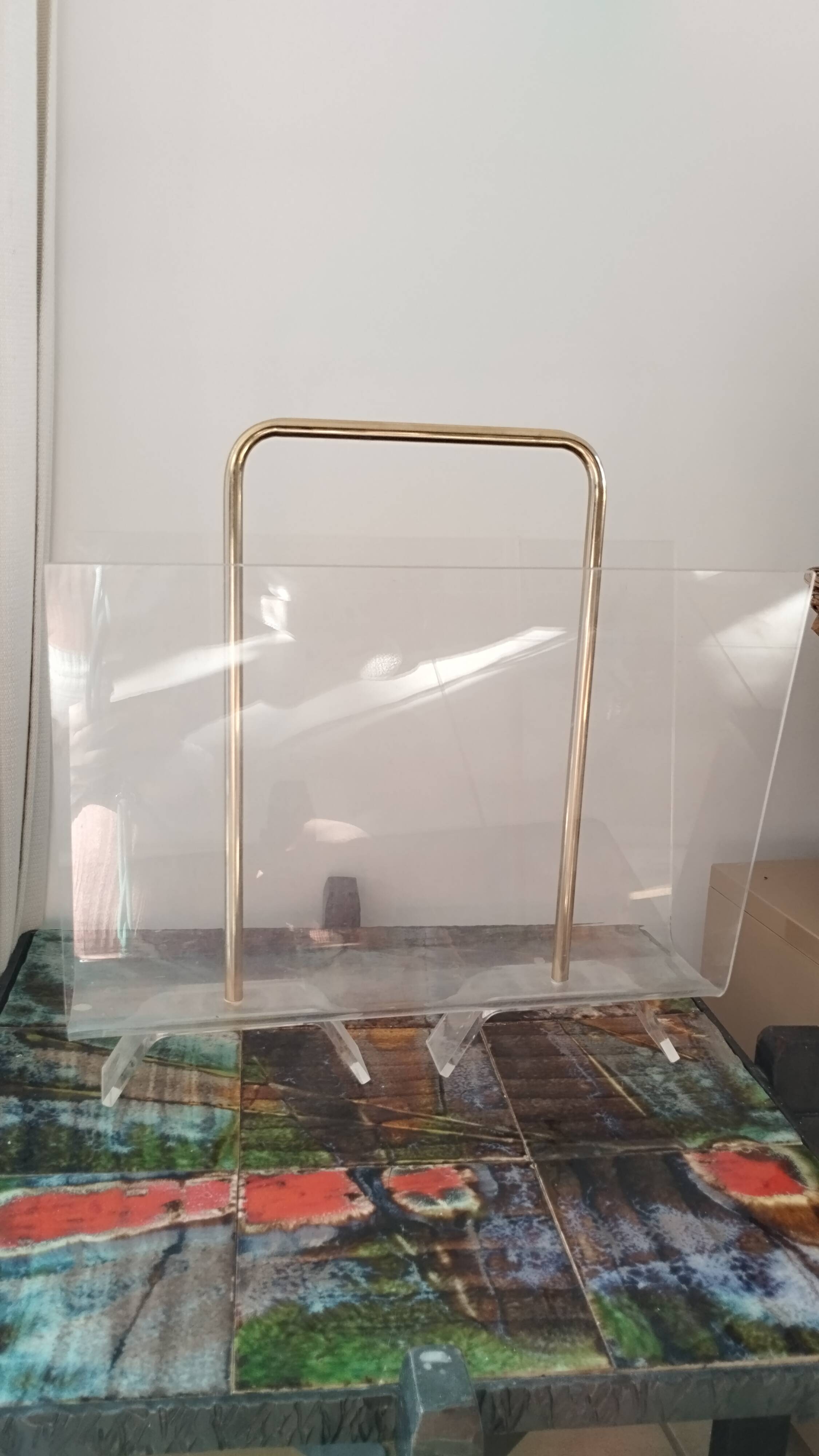 Acrylic magazine rack