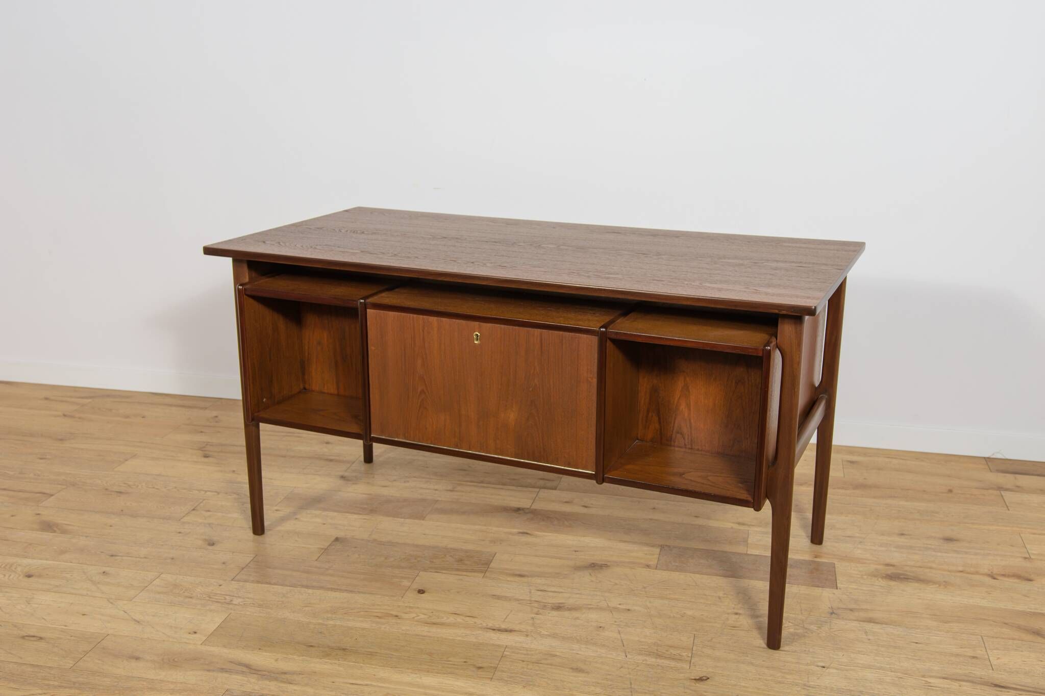 Autonomous teak desk from the 1960s, Denmark