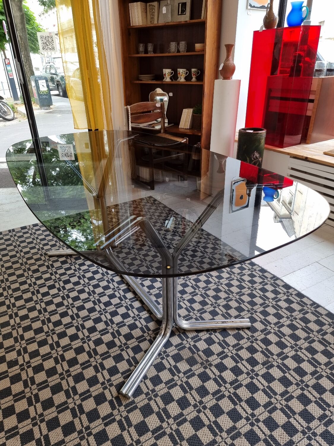 Table à manger années 70 verre fumé et chrome