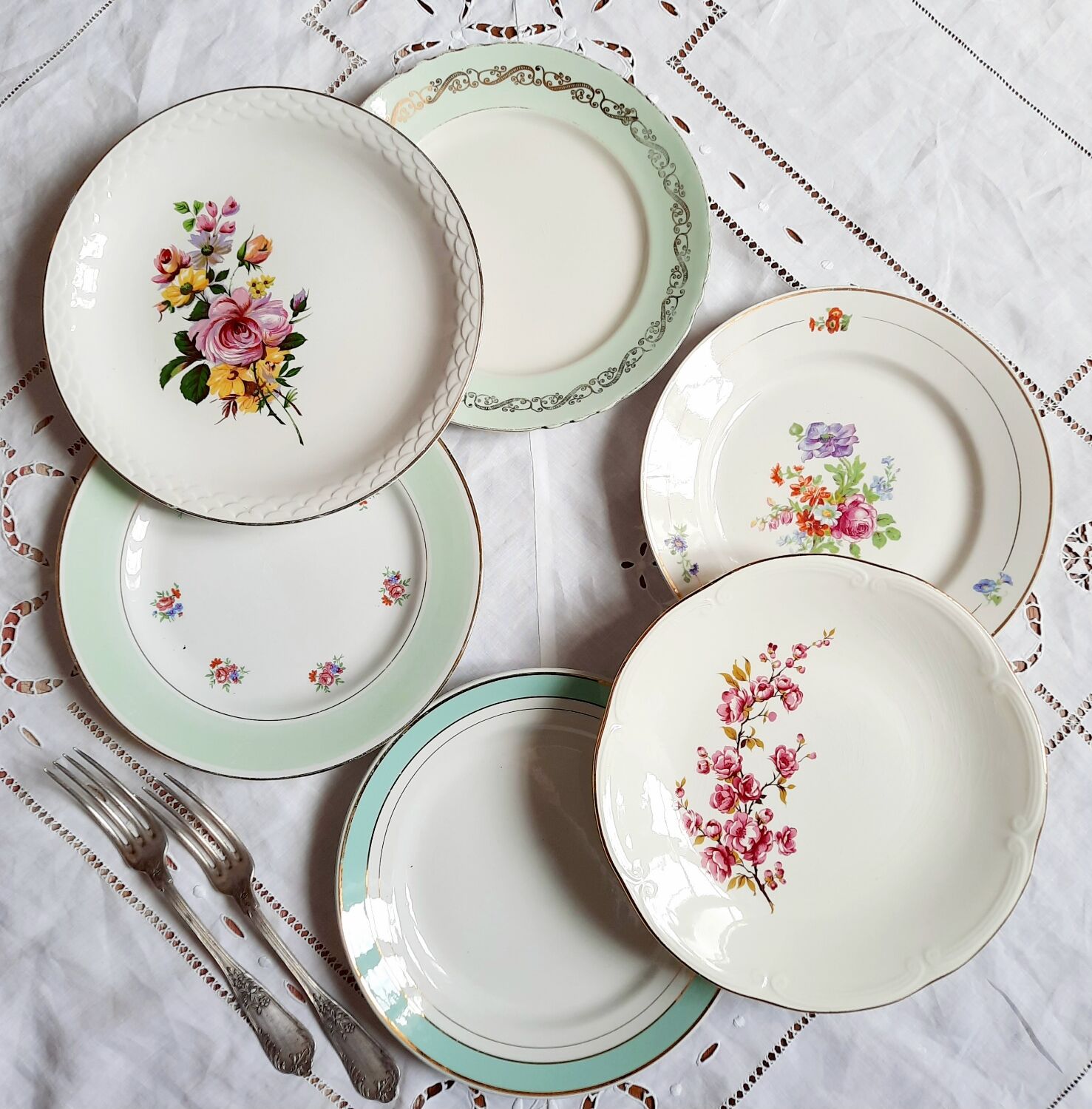 Flat earthenware plates with gilded edges