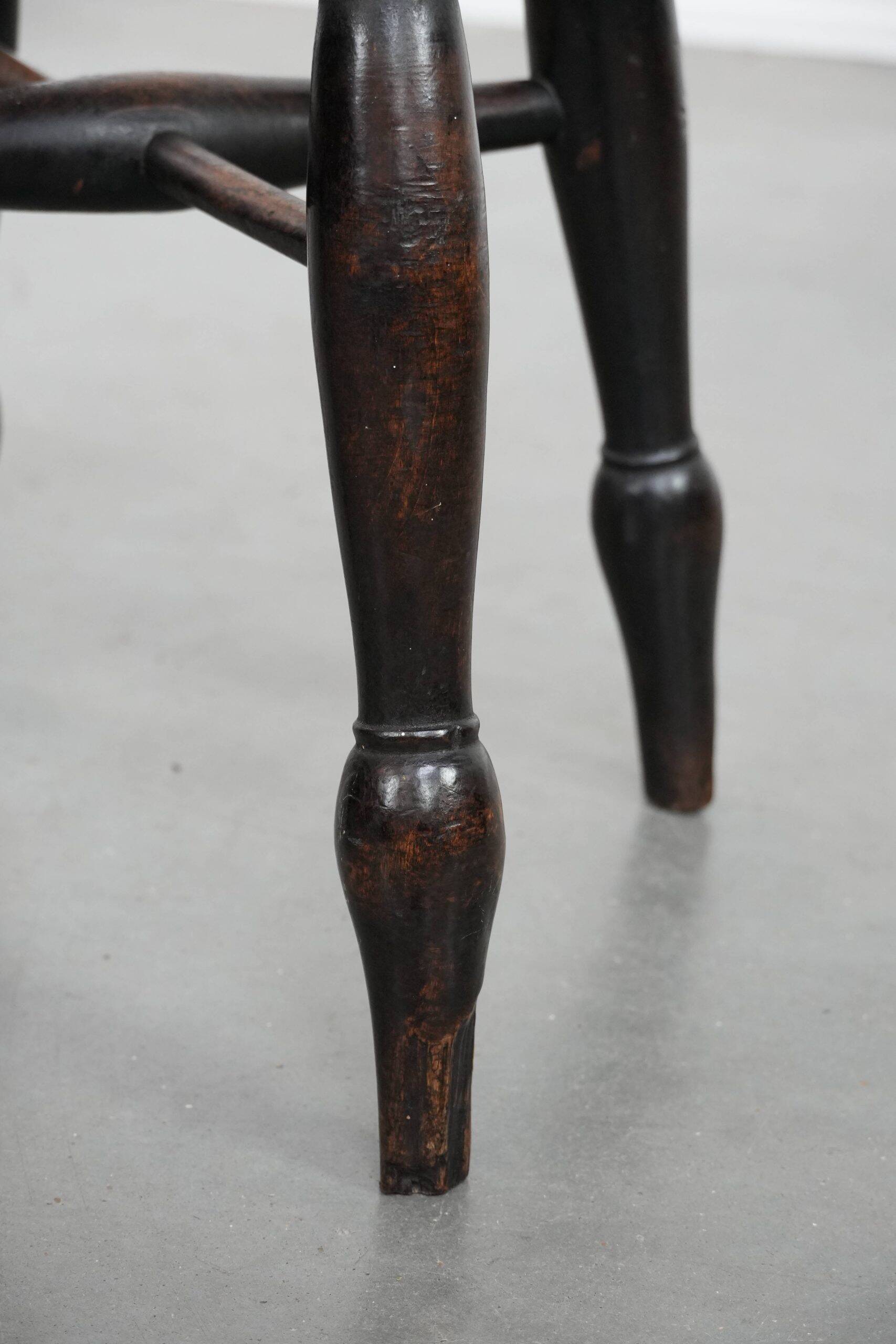 Tabouret Windsor antique anglais du XVIIIe siècle avec du caractère.