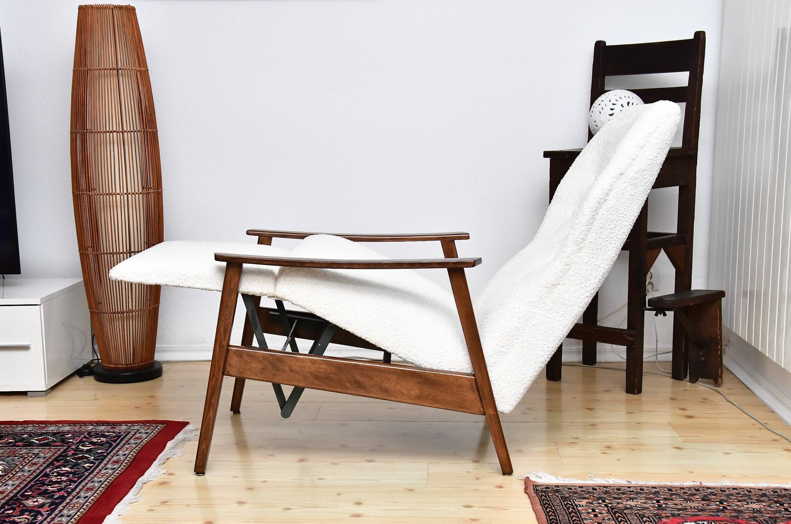 Fauteuil avec repose-pieds rabattable en Bouclé blanc crème, années 1960