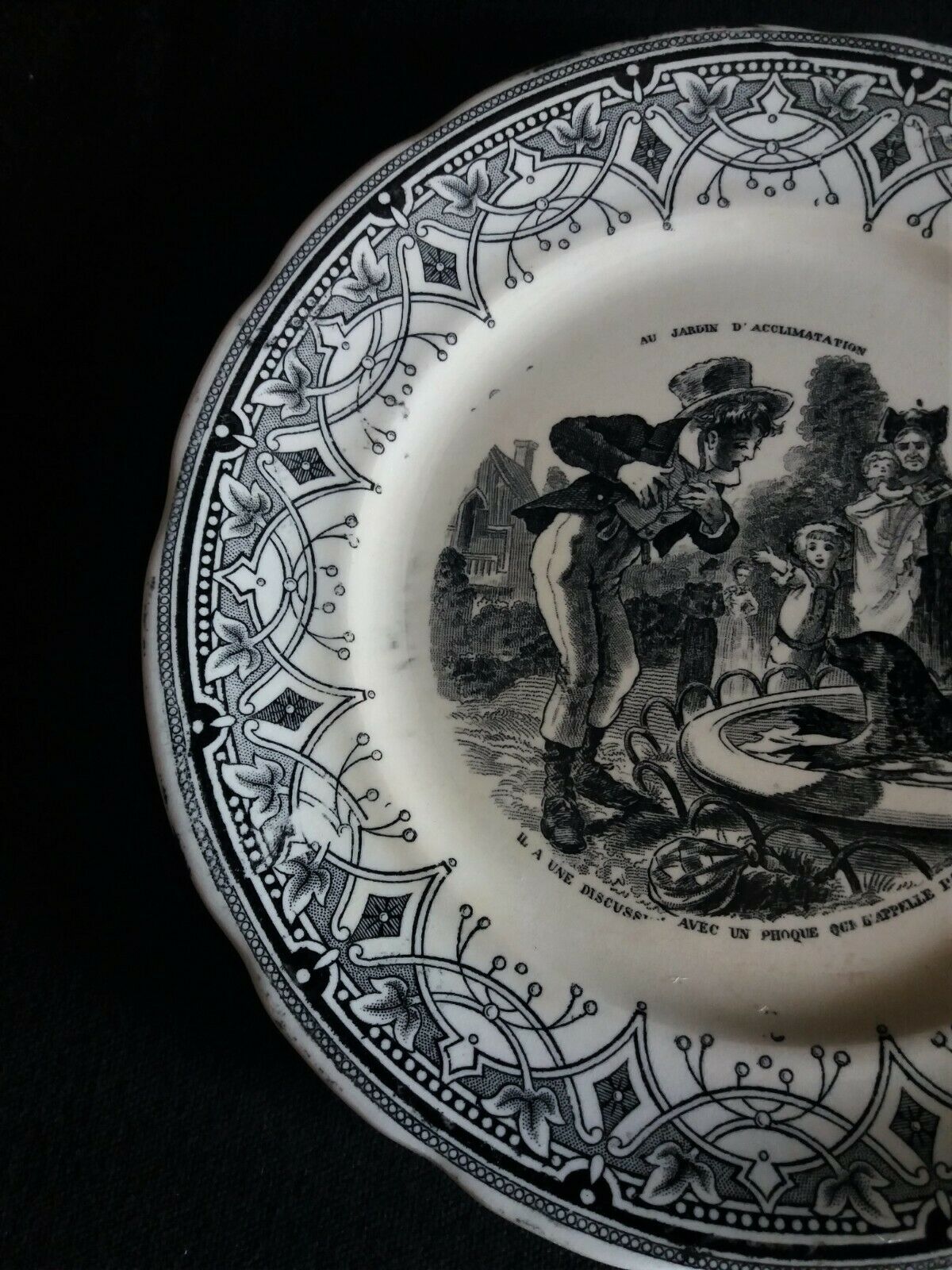 Talking plate with theme Sarreguemines series at the acclimatization garden