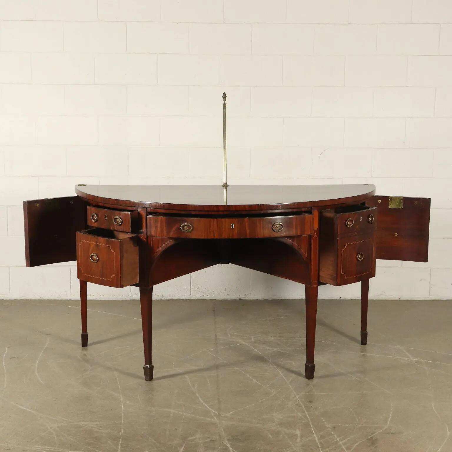 Buffet anglais George III en acajou, érable, ébène et bronze doré, vers 1790