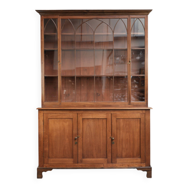 Buffet anglais ancien du début du 19e siècle dans le style gothique.