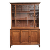 Buffet anglais ancien du début du 19e siècle dans le style gothique.