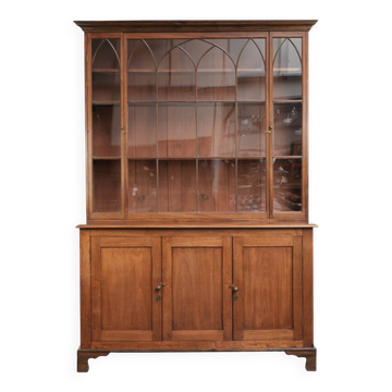 Buffet anglais ancien du début du 19e siècle dans le style gothique.