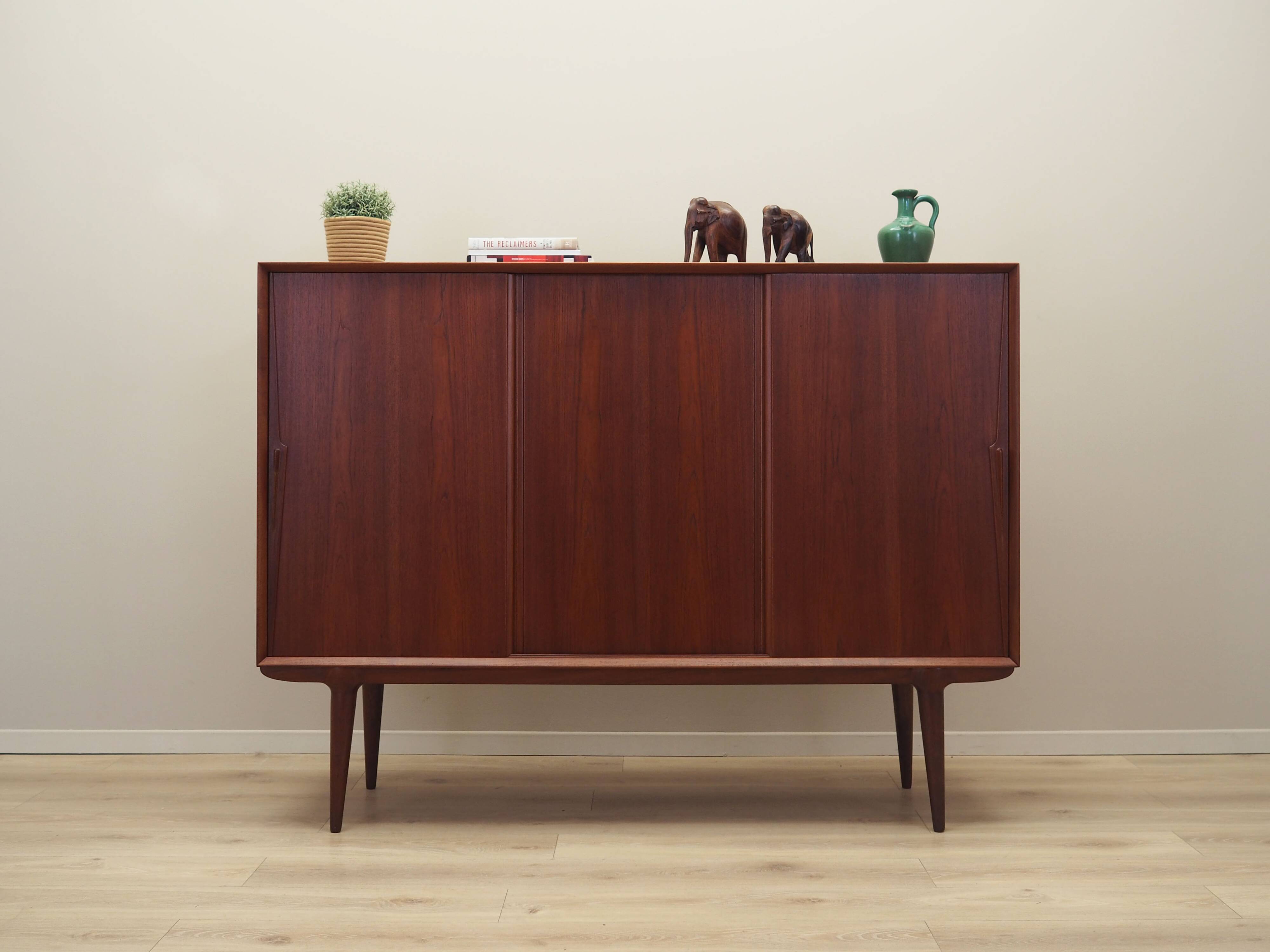 Buffet haut en teck, design danois, années 1970, fabricant : Omann Jun