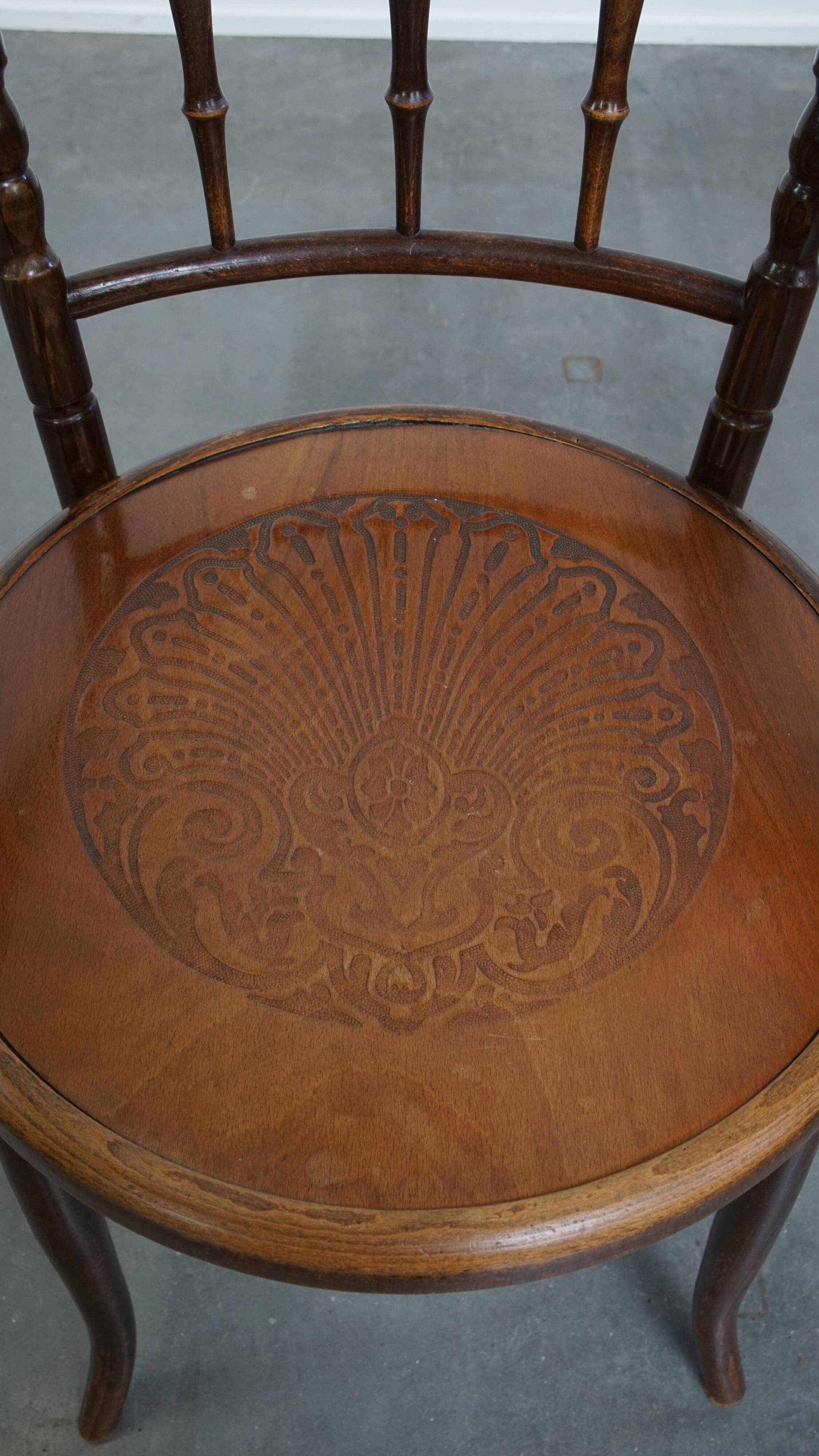 Chaise bistrot ancienne en bois avec accoudoirs