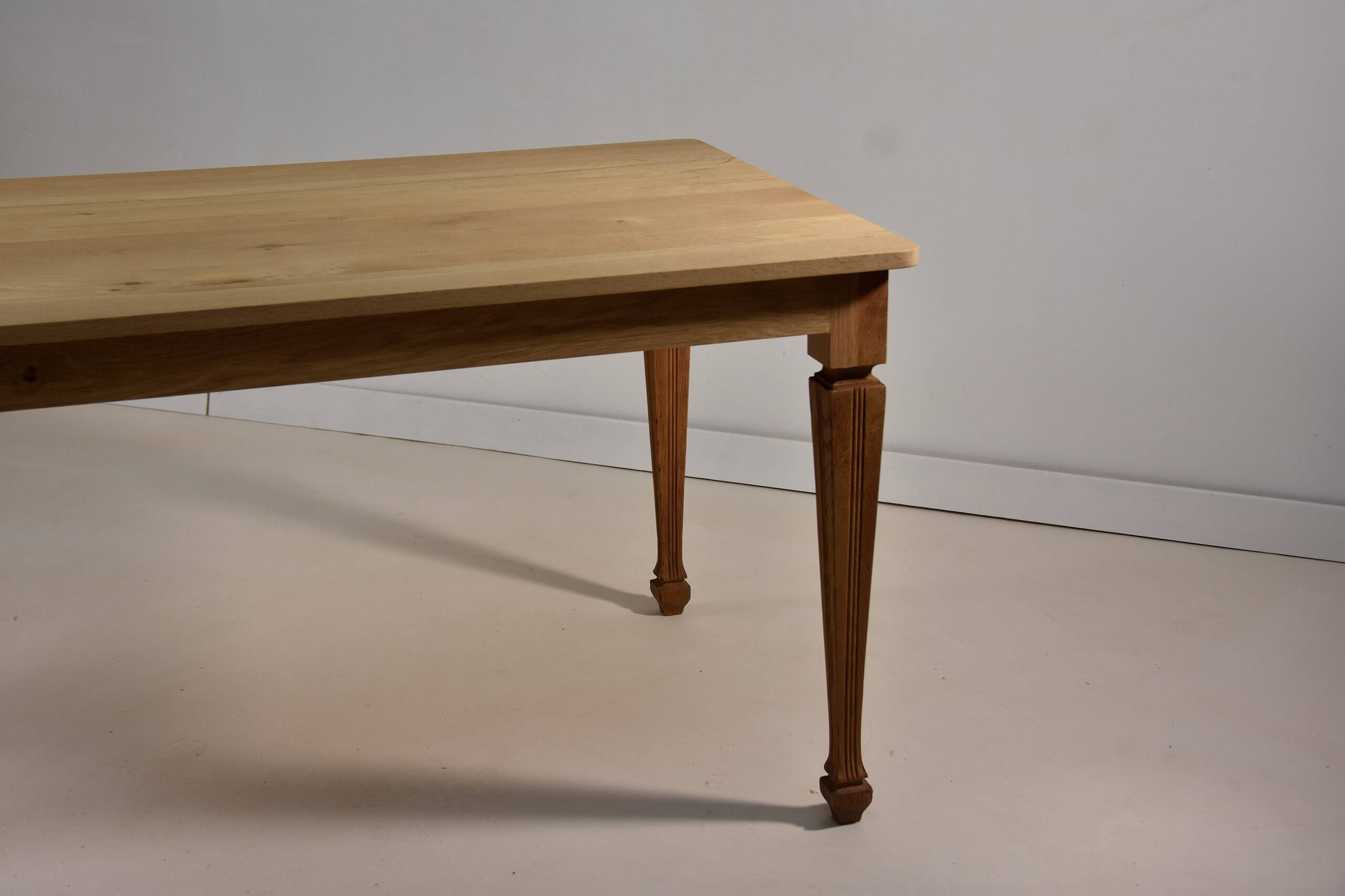 Table en chêne clair avec des pieds anciens
