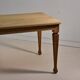 Table en chêne clair avec des pieds anciens