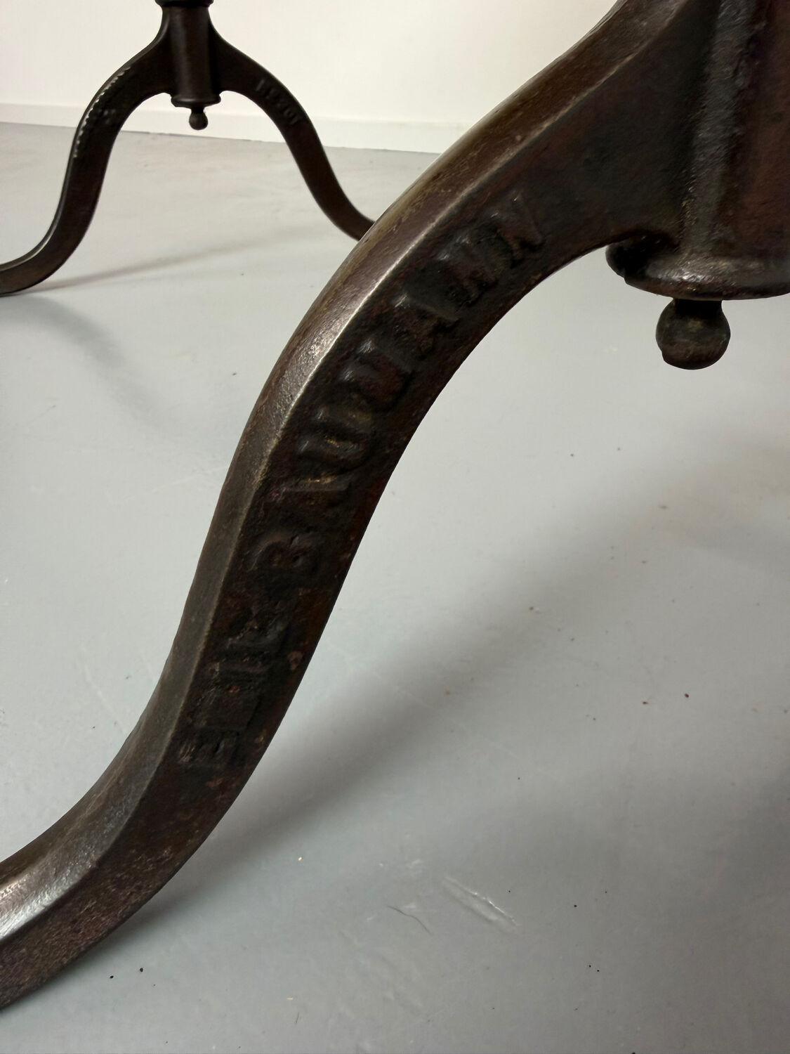 Ancienne table bistrot  Horgen Glarus en bois et fonte début XX eme