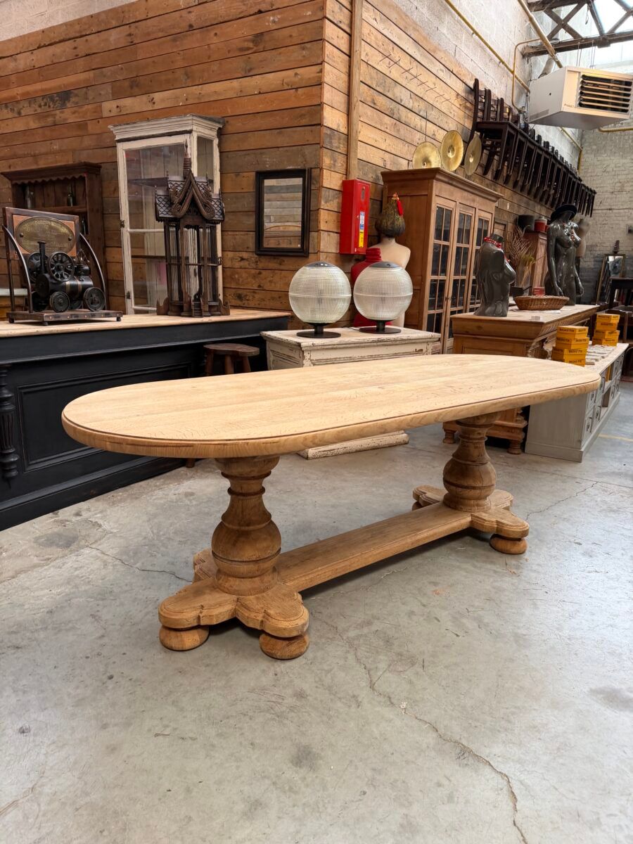 Oval table in solid oak