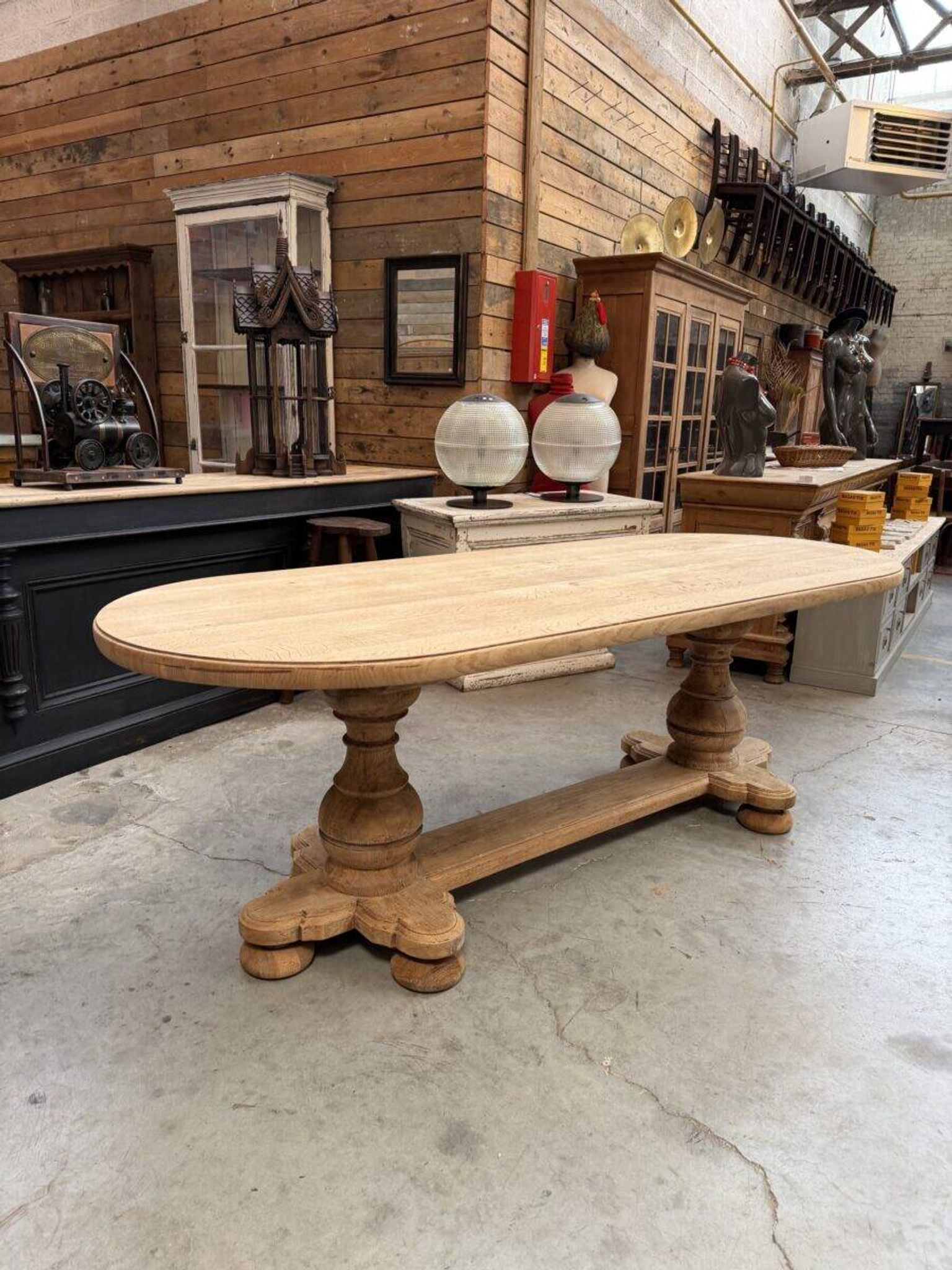 Oval table in solid oak