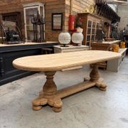 Oval table in solid oak