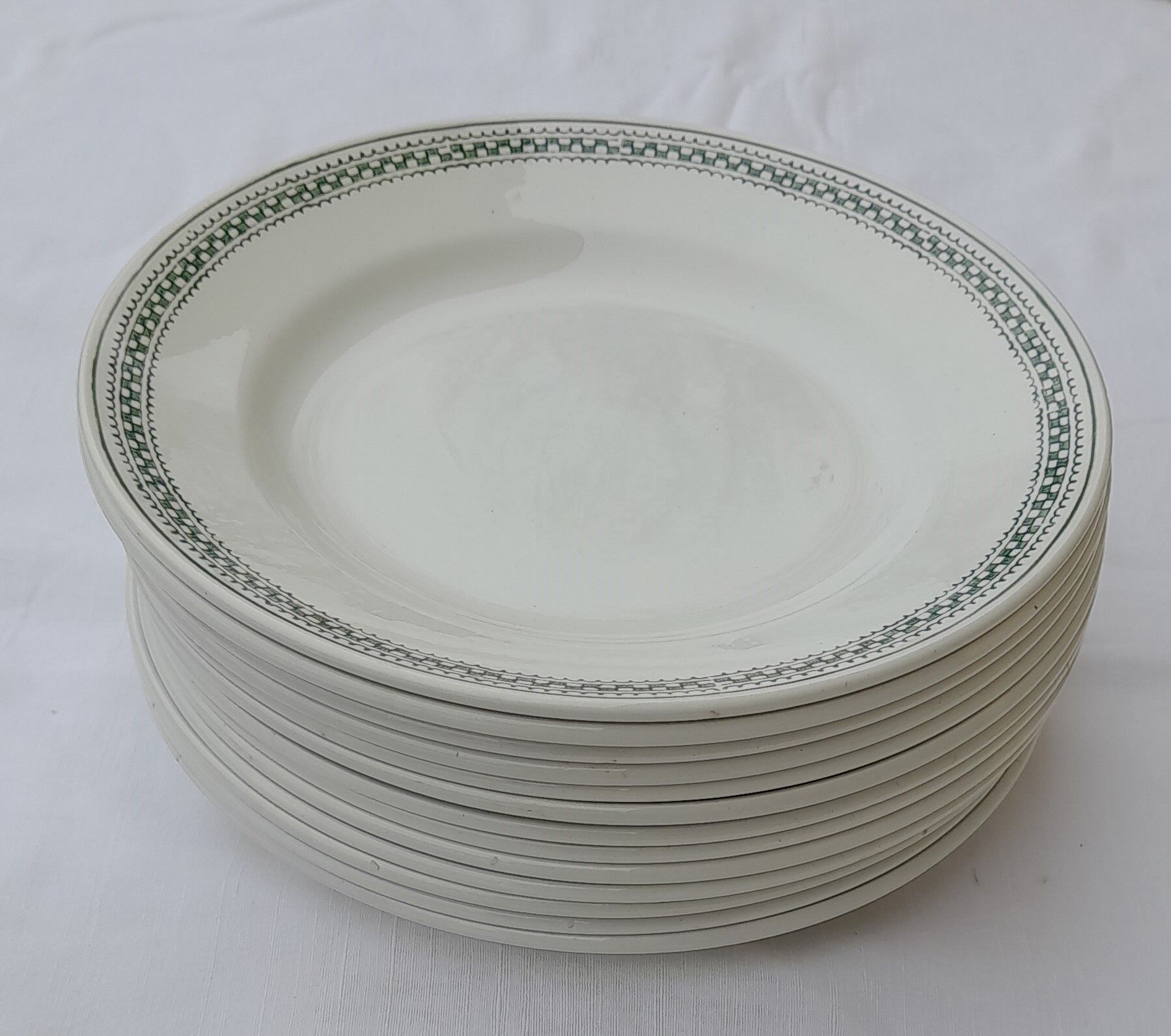 12 assiettes  plates en faïence de Saint Amand  modèle 4015 diam 22,5 cm